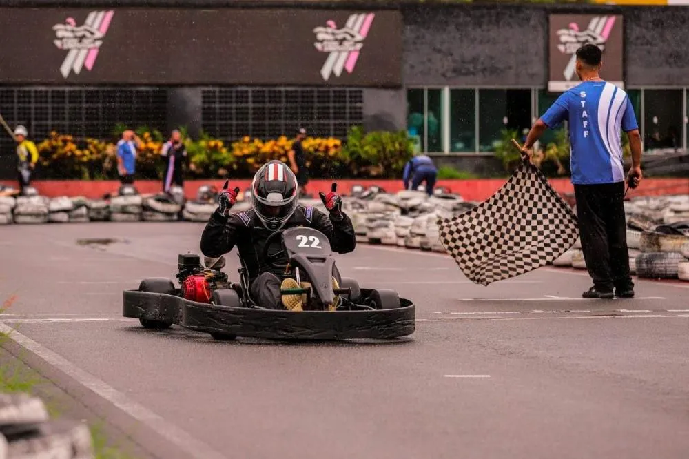 Seis meses após cirurgia, piloto capixaba de 61 anos volta às pistas e é destaque da Copa Verão de Kart em Vitória