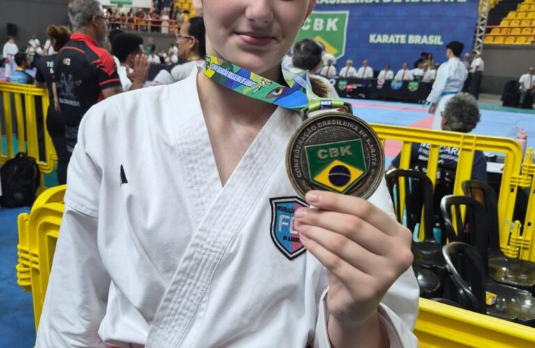 Atleta de Linhares conquista duas medalhas e garante vaga na final do Brasileiro de Karatê