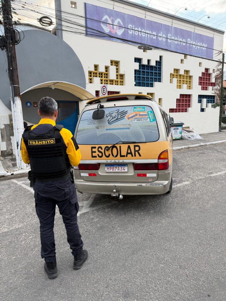 DETRO reforça fiscalização em frente às escolas de Linhares e flagra estacionamento irregular